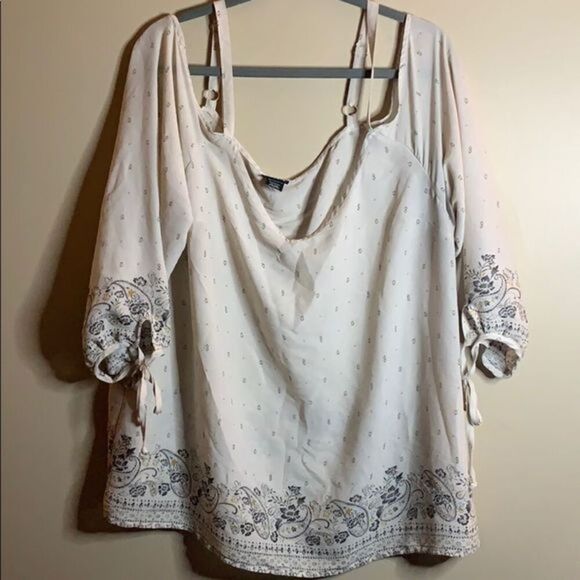 Torrid Off-White Floral Pattern Blouse - Picture 3 of 11